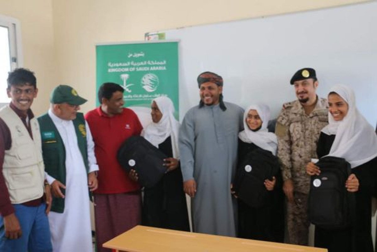 Al-Thaqali launches a school furniture distribution project in Socotra