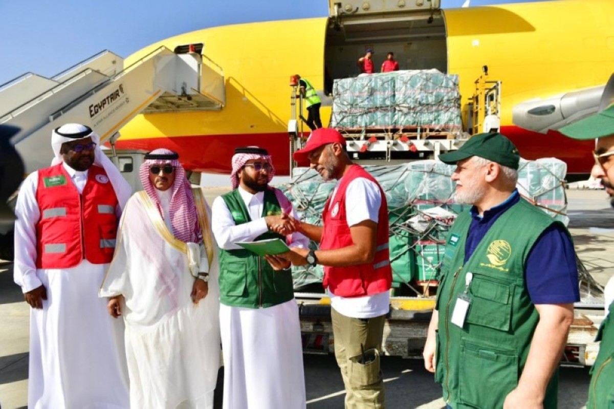 The arrival of the first Saudi relief plane to provide relief to the Palestinian people in the Gaza Strip