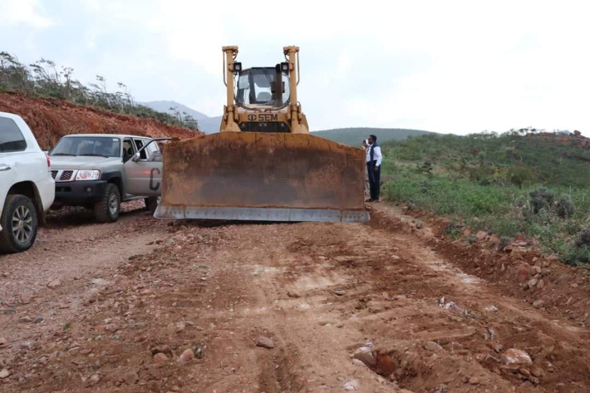 The Governor of Socotra and the Commander of the Coalition Forces inaugurate the restoration of the road to the Shaab areas affected by Cyclone Tej