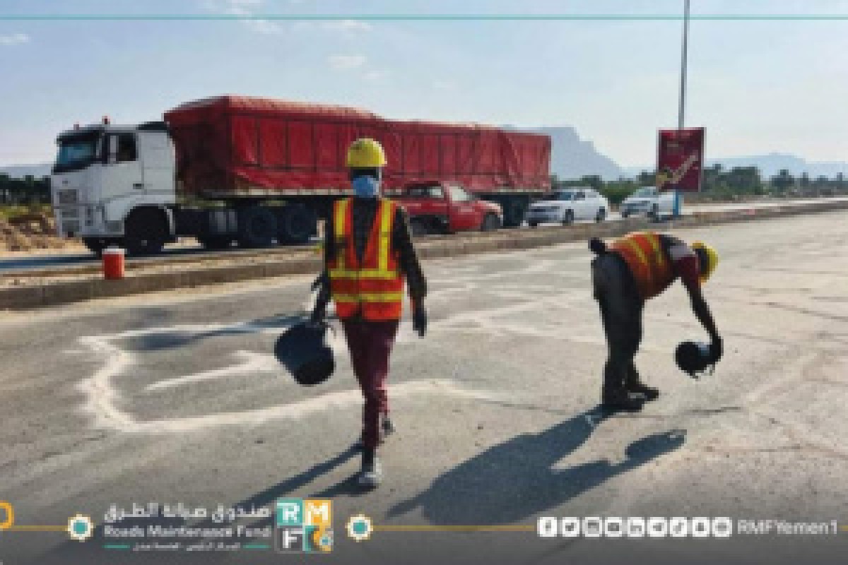 Work continues to maintain and rehabilitate a group of roads in Sayun, Hadhramaut