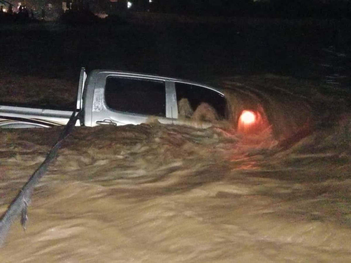 Heavy rains in Socotra stop movement in the capital, Hadi, and cut off the only entrance