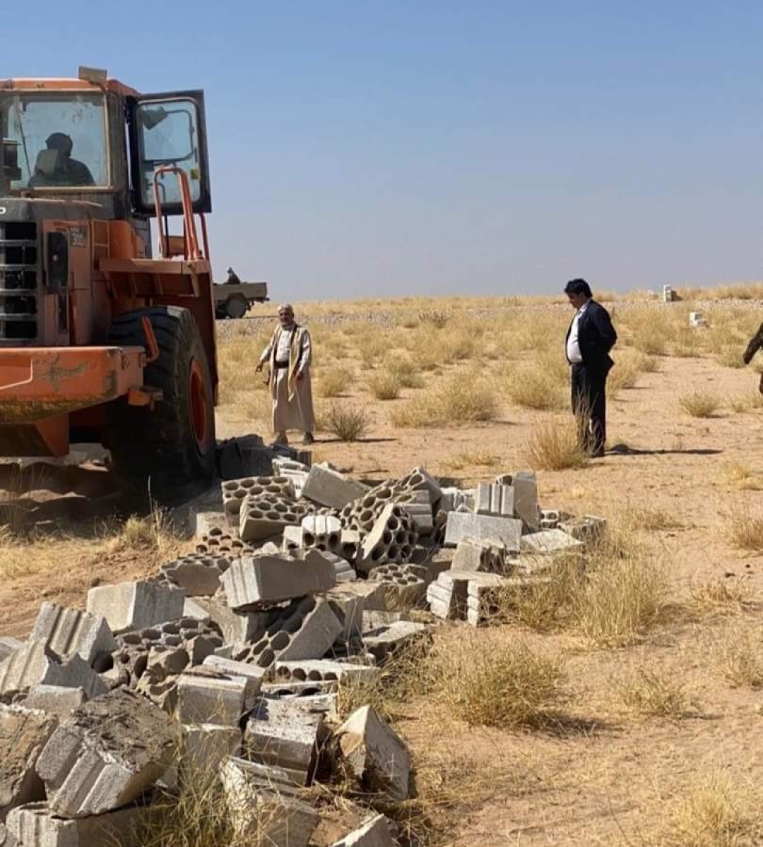 Shabwa... Removal of random buildings at the site of sewage sedimentation basins in Ataq.