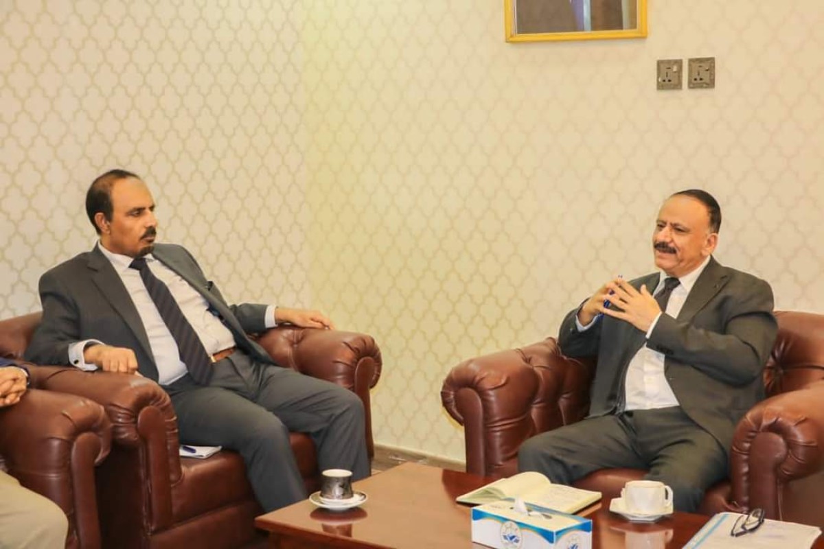 The Minister of Transport and the Governor of Hadhramaut discuss the necessary arrangements to operate flights between Al-Rayyan and Cairo airports