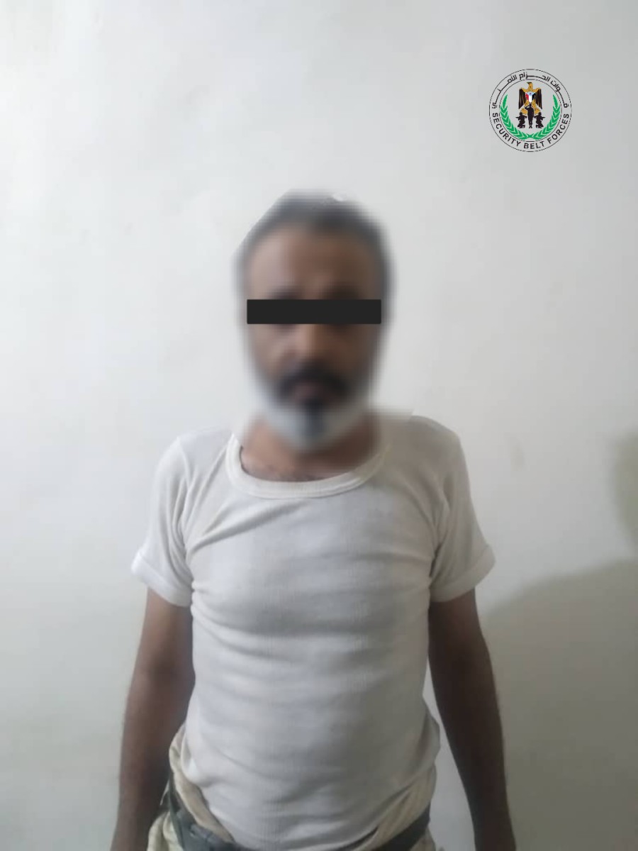 Al-Hizam forces arrest a drug dealer in the capital, Aden