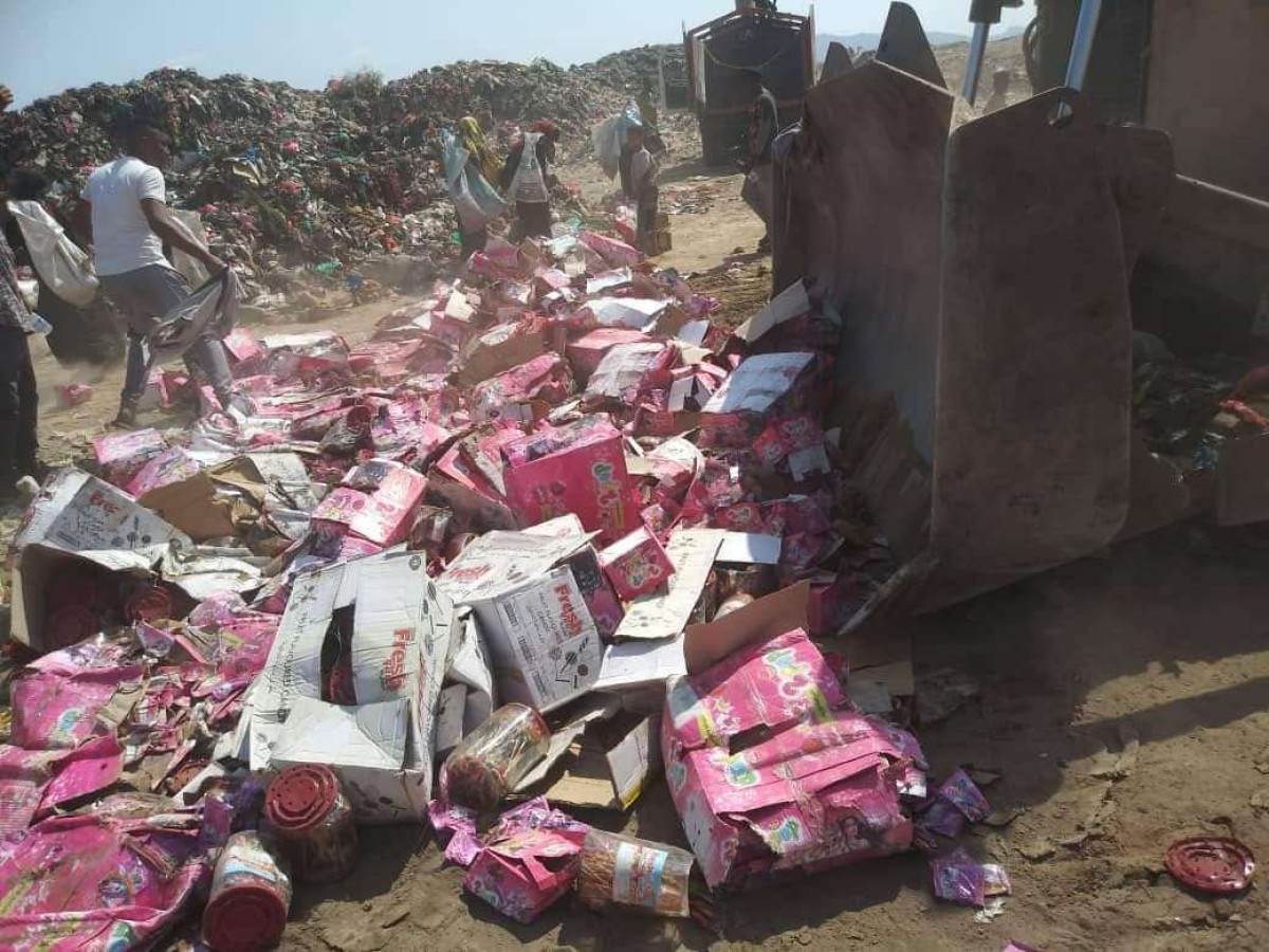 Aden.. Destruction of expired food supplies in Sheikh Othman