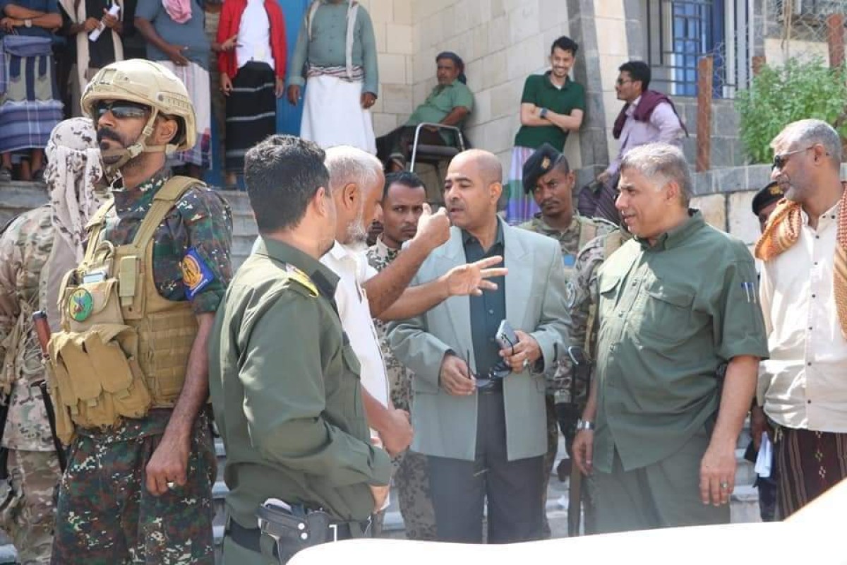 The Director of Hadhramaut Security discusses with the Chief of the Appeals Prosecution the conditions of prisoners and the importance of deciding their cases