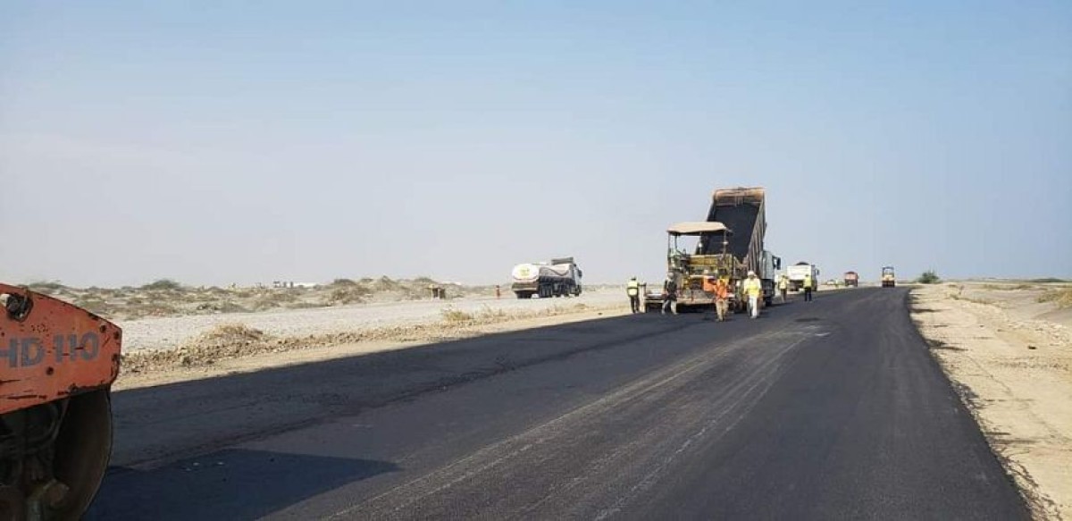 Starting the asphalting of a vital street in Abyan with international funding