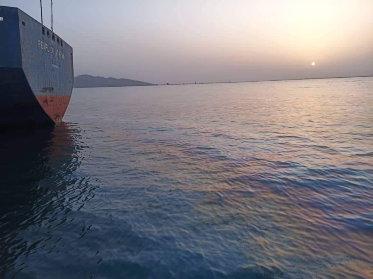 An ongoing oil spill off the coast of Aden threatens the environment and public health