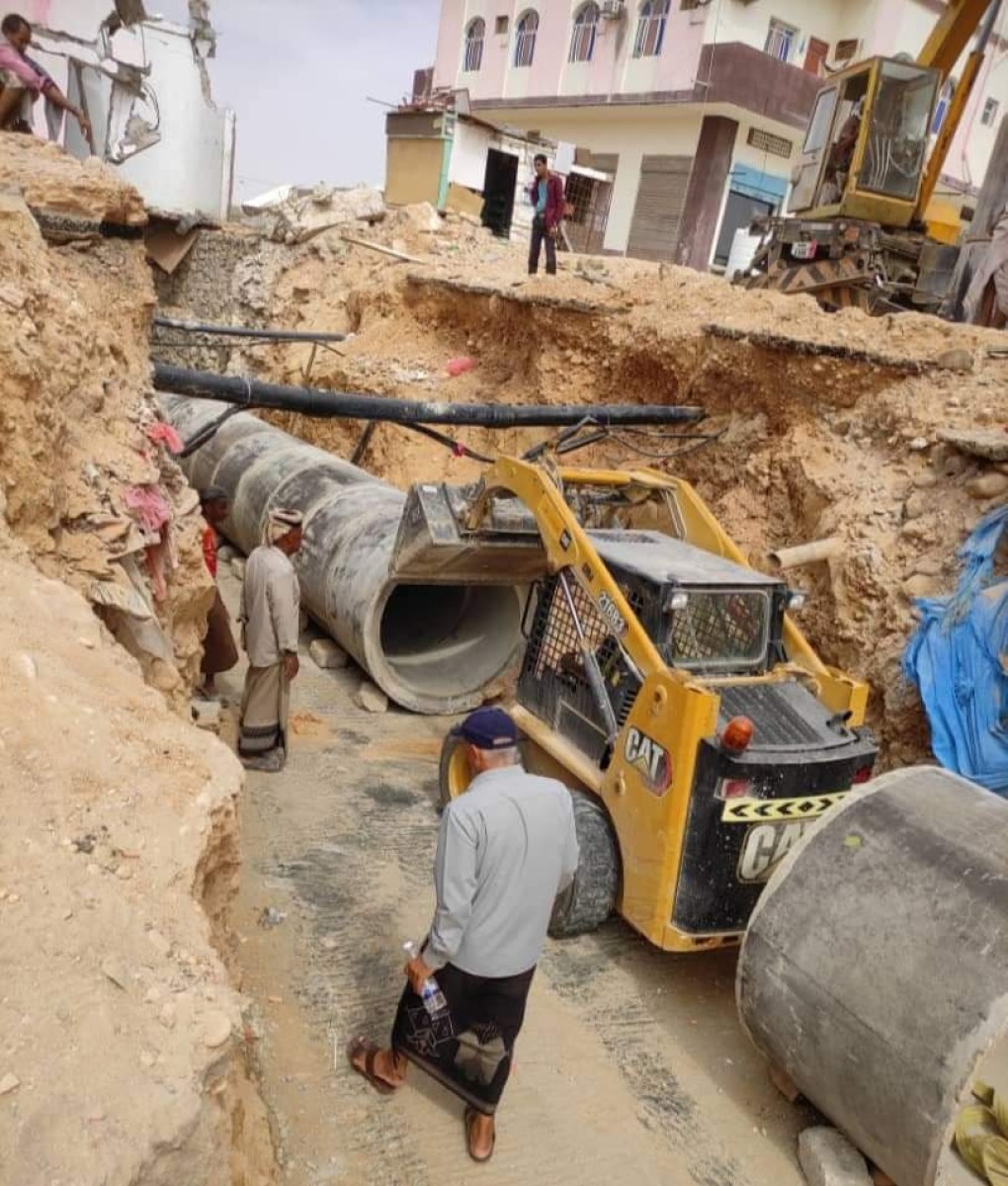 Removing the remnants of Hurricane Tej from the crossings on the Wadi Al-Jaza’ road and opening internal streets in the city of Al-Ghaydah