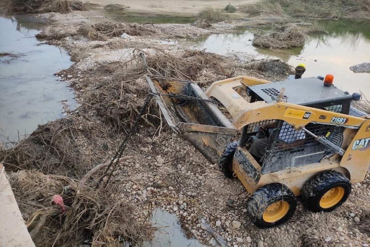 Removing the remnants of Hurricane Tej from the crossings on the Wadi Al-Jaza’ road and opening internal streets in the city of Al-Ghaydah