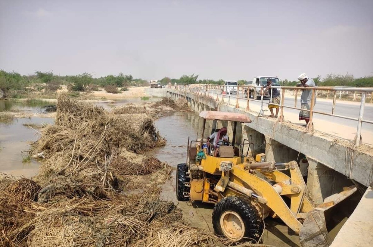 Removing the remnants of Hurricane Tej from the crossings on the Wadi Al-Jaza’ road and opening internal streets in the city of Al-Ghaydah