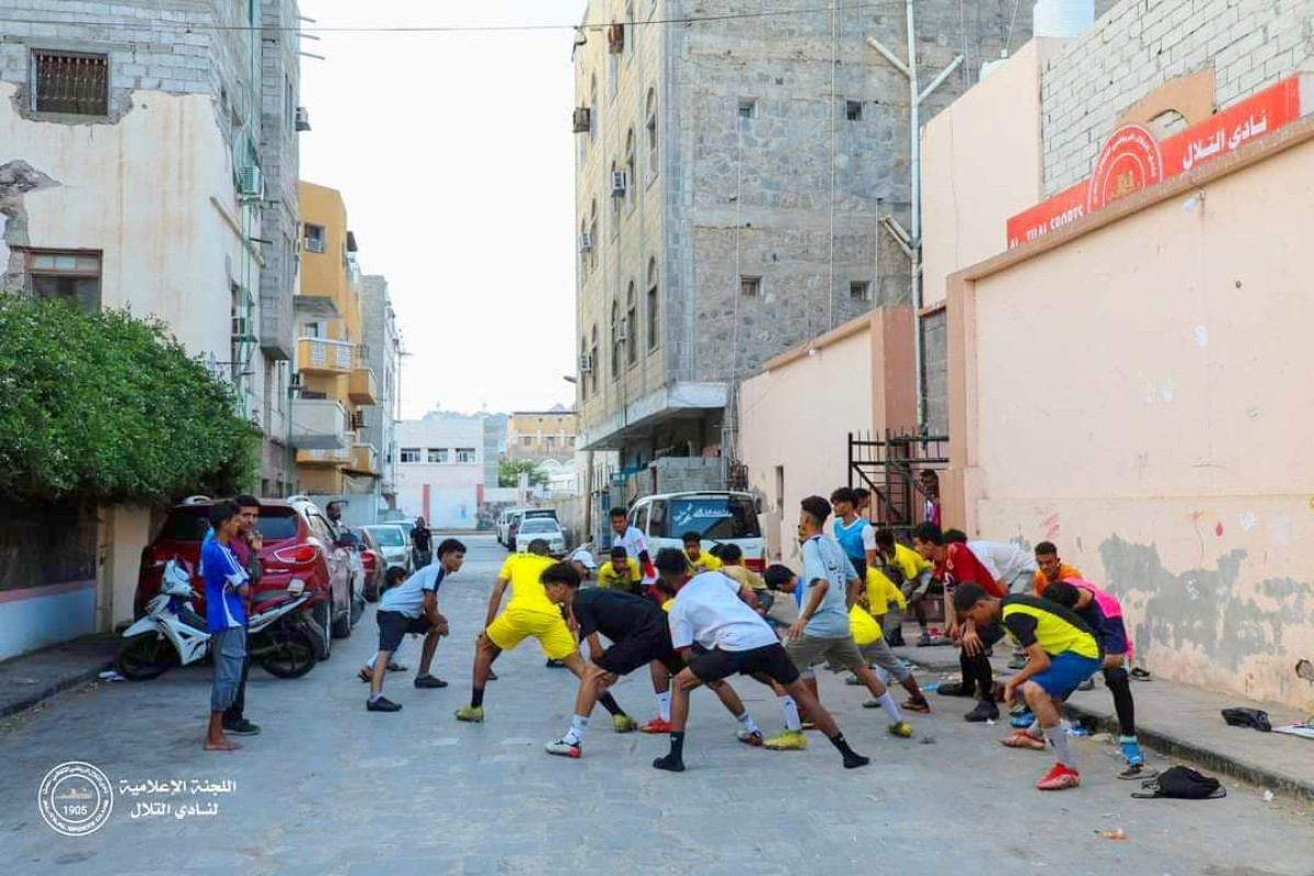 Ma'ashiq guards prevent Al-Hilal players from entering their field