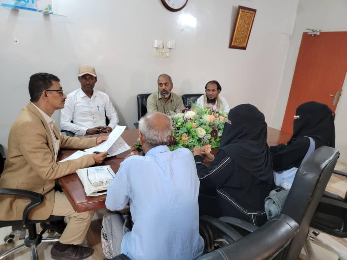 The Director General of the Office of the Ministry of Affairs and Labor in Hadhramaut Coast meets with members of the Labor Problems Program