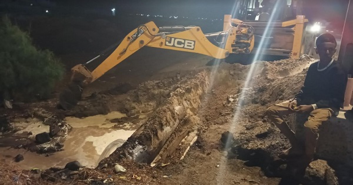 Completing the repair of the break in the main water line in Al-Buraiqa District and resuming the pumping process