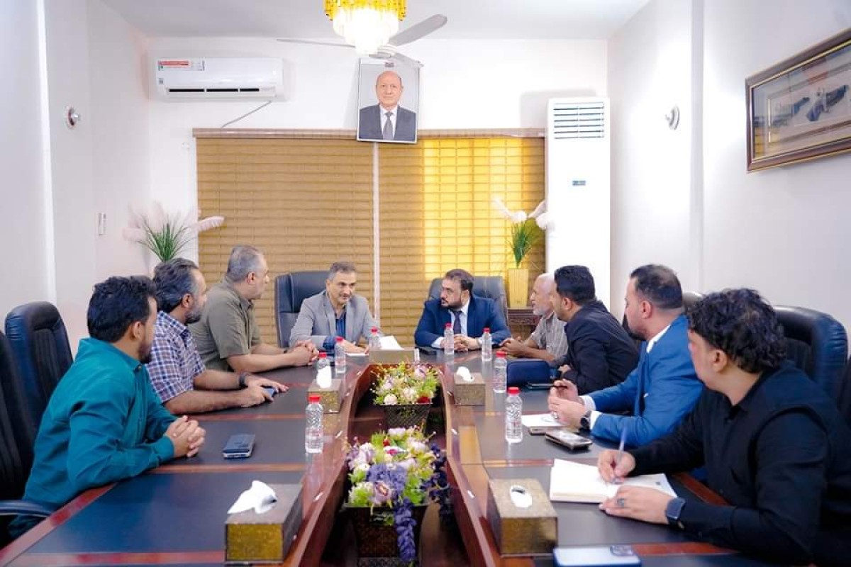 Lamlas discusses with the Minister of Works the maintenance of a number of roads in the capital, Aden, and the establishment of a safe path for trucks