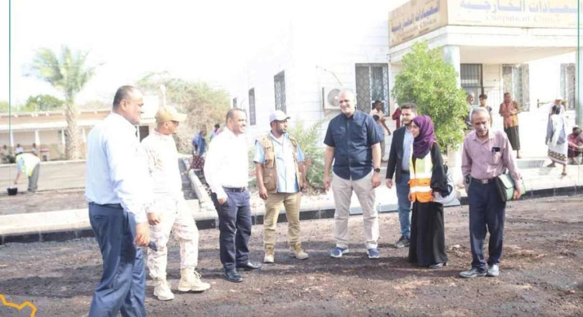 The head of the Road Maintenance Fund inspects the asphalt works on the Abboud line in the capital, Aden