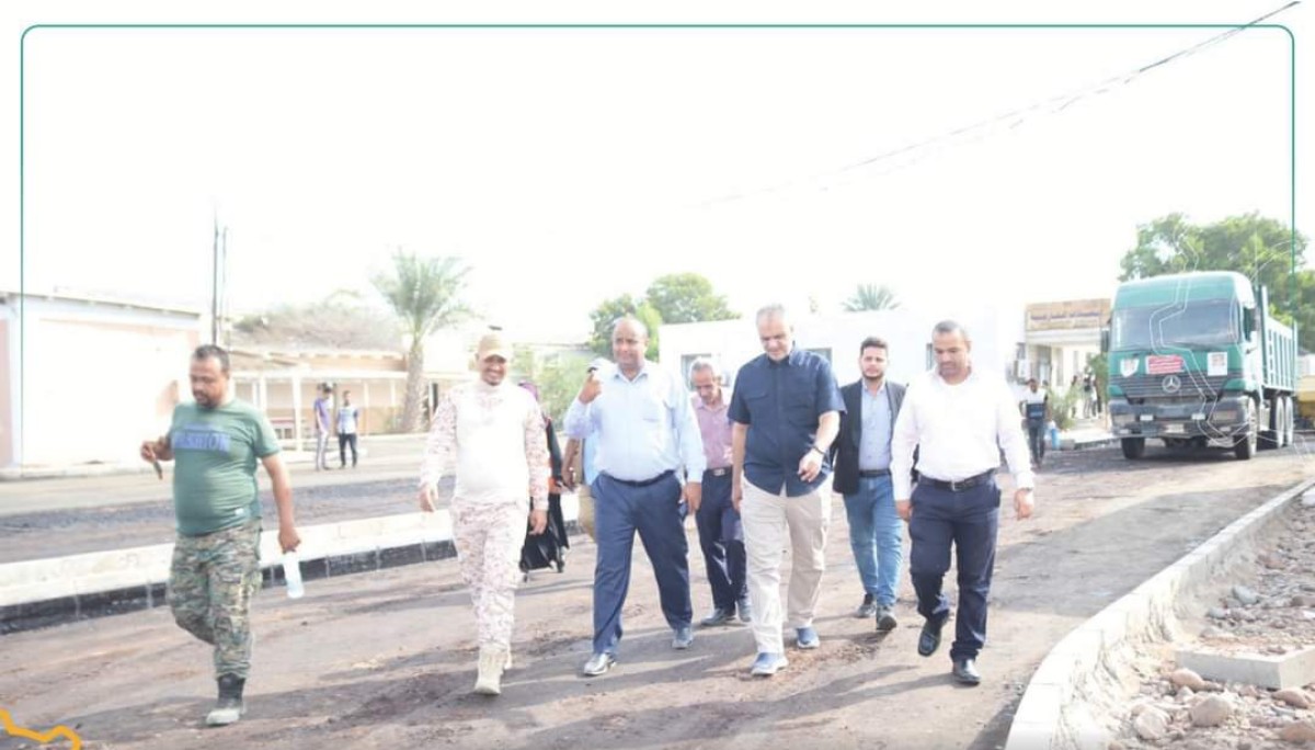 The head of the Road Maintenance Fund inspects the asphalt works on the Abboud line in the capital, Aden