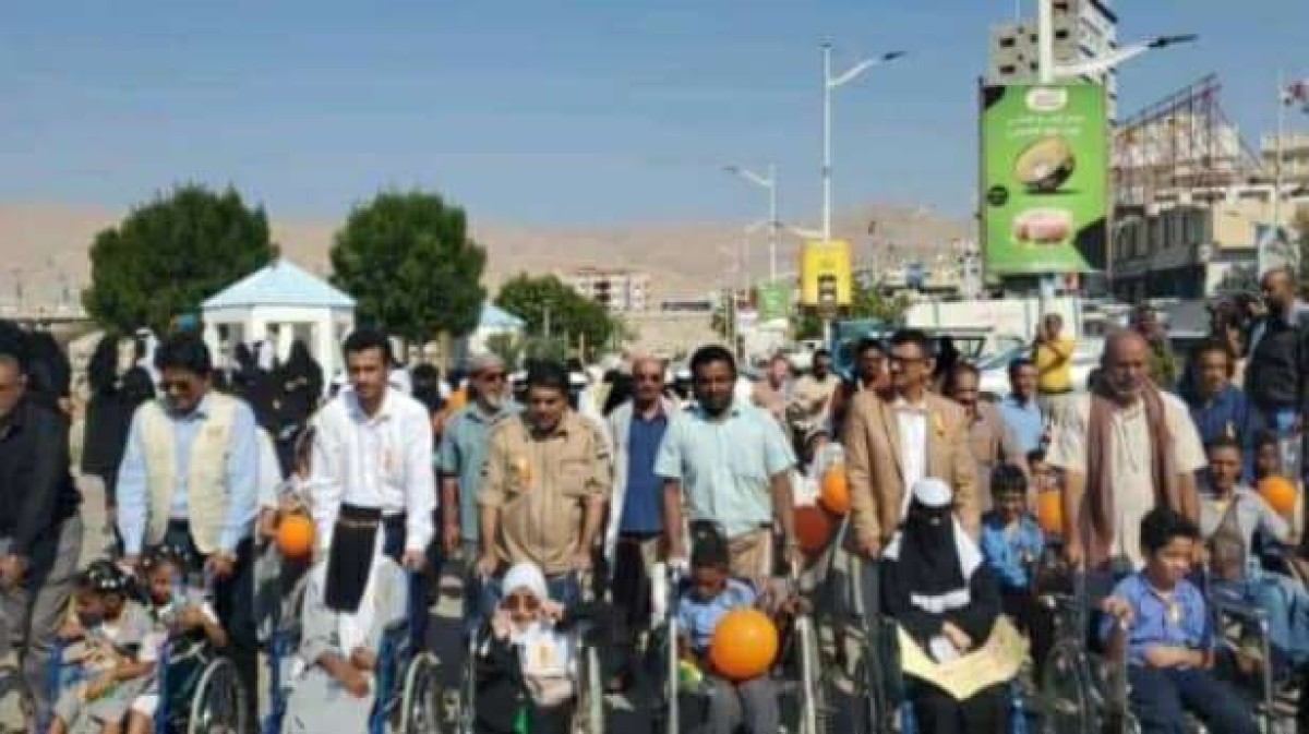 The transitional president of Hadhramaut participates in the walking marathon for girls with disabilities