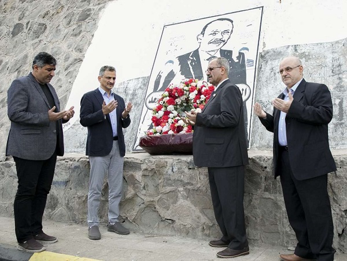 Al-Jaadi lays a wreath at the site of the martyrdom of Major General Jaafar Muhammad Saad on the eighth anniversary of his martyrdom