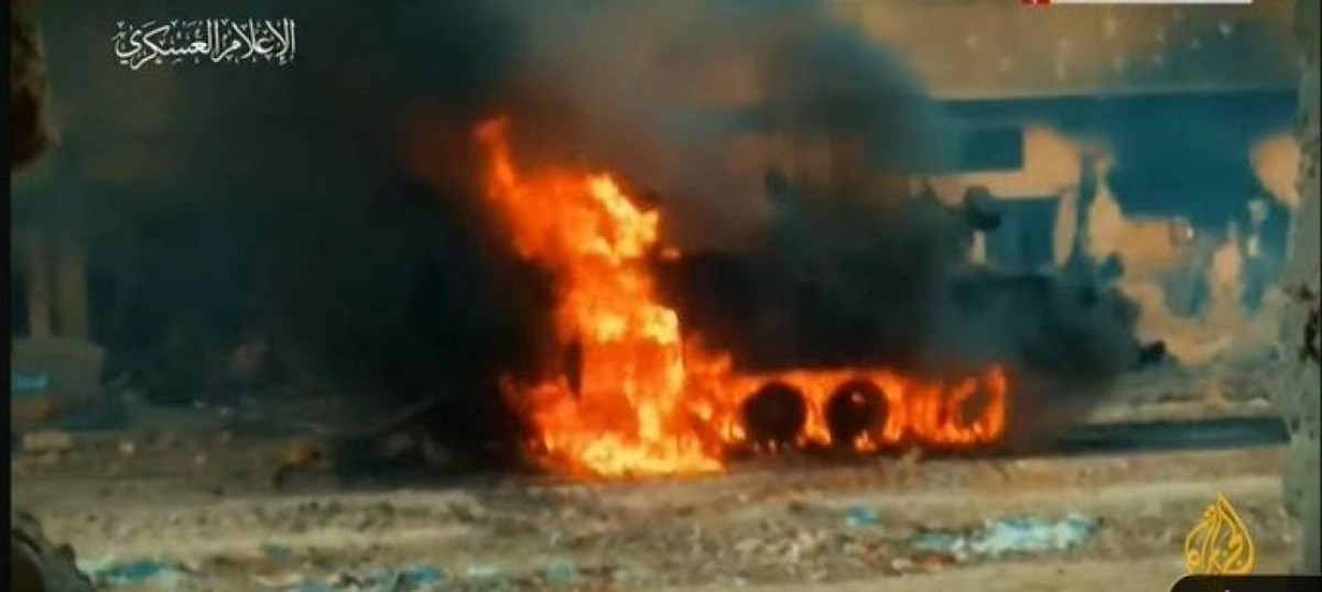 A fighter took a “selfie” with a burning tank... Al-Qassam reveals scenes from the “street war” in Shujaiya