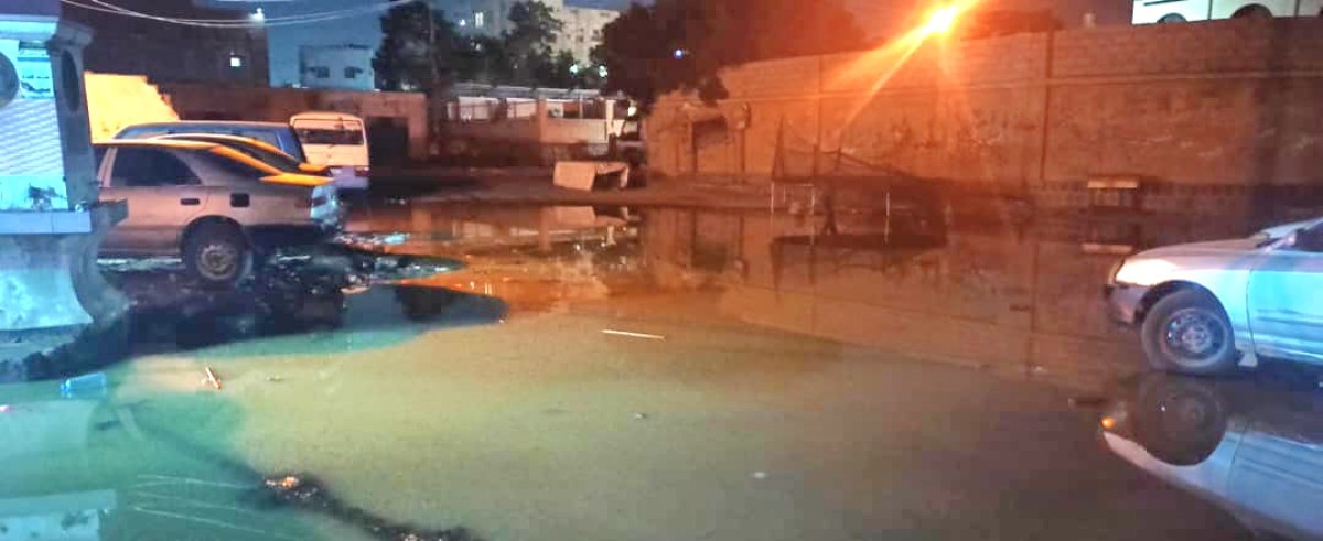 Sewage water floods the neighborhoods of Sheikh Al-Dawil in Aden and causes an outbreak of epidemics