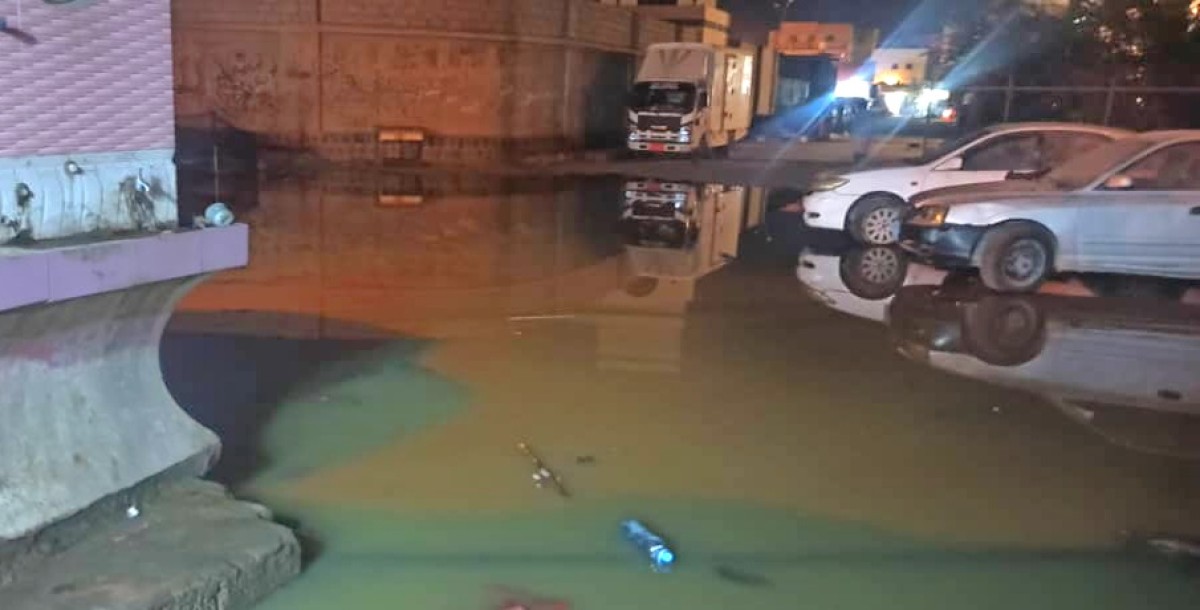 Sewage water floods the neighborhoods of Sheikh Al-Dawil in Aden and causes an outbreak of epidemics