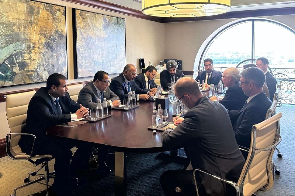 Al-Zubaidi discusses with the American envoy the dangers of Houthi escalation in the Red Sea and Bab al-Mandab