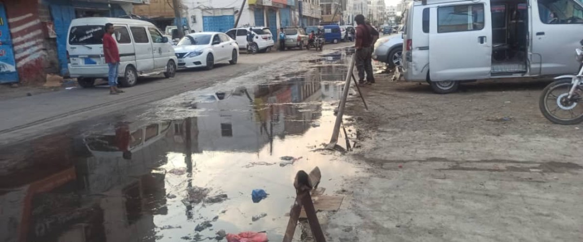 Sewage floods the most important commercial and industrial street in Sheikh Othman