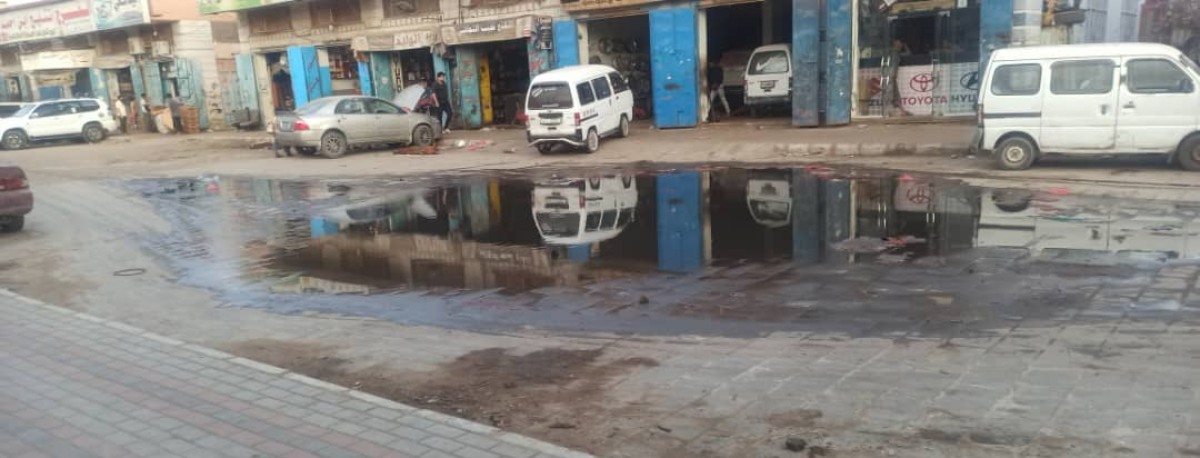 Sewage floods the most important commercial and industrial street in Sheikh Othman