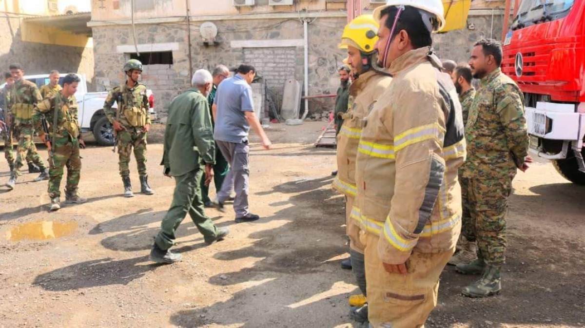 مدير أمن عدن يشيد بجهود الدفاع المدني في إعادة تأهيل الآليات بفرع المنصورة