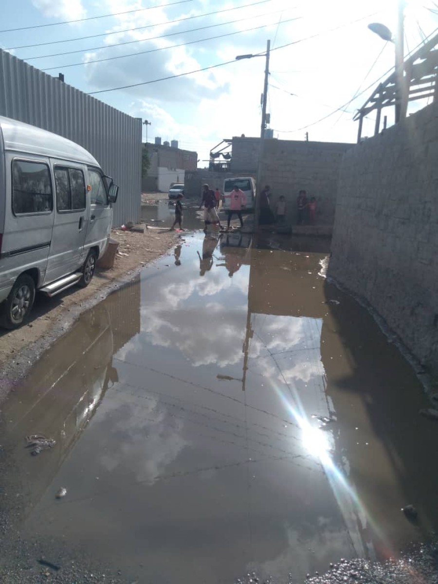 Sewage water surrounds Sheikh Othman neighborhoods for the second week in a row (photos)