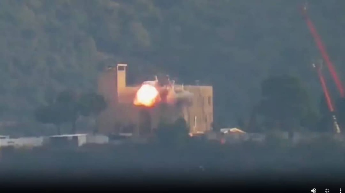 Israeli raids destroy an entire neighborhood on the Lebanese border