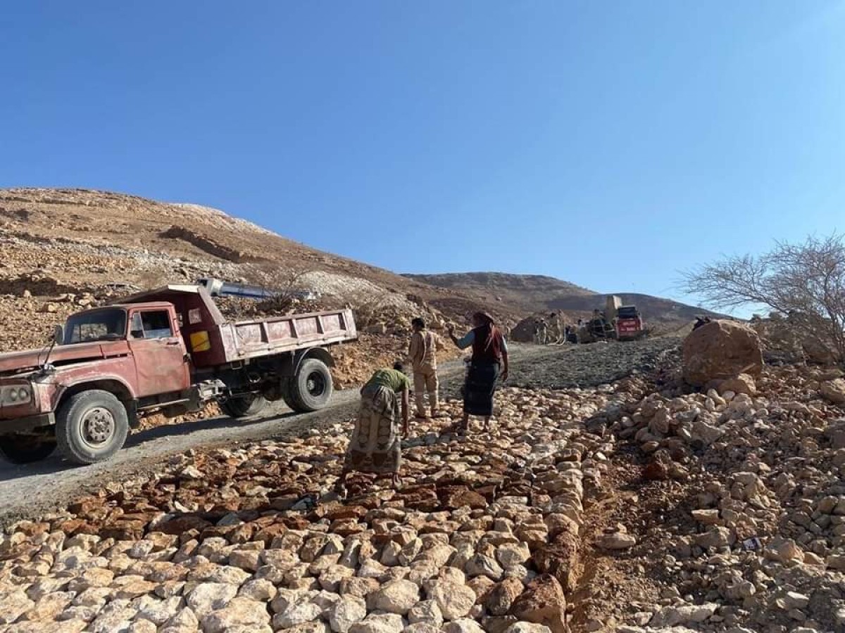 Shabwa.. The work of the final phase of the expansion, filling and paving of the Aqabat Al-Majaz Aramaa project continues