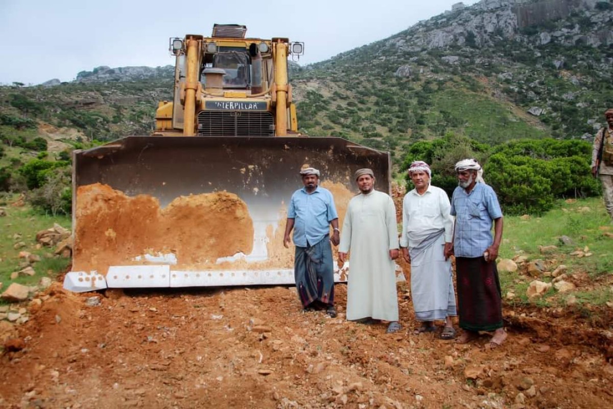 Governor Al-Thaqali inspects the progress of work in the rehabilitation project of the Hamhail Road and Aqaba, east of Socotra