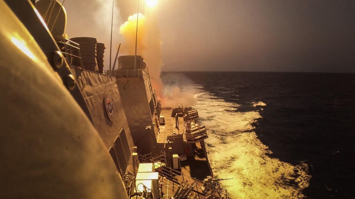 An American destroyer shoots down 14 drones launched by the Houthis in the Red Sea