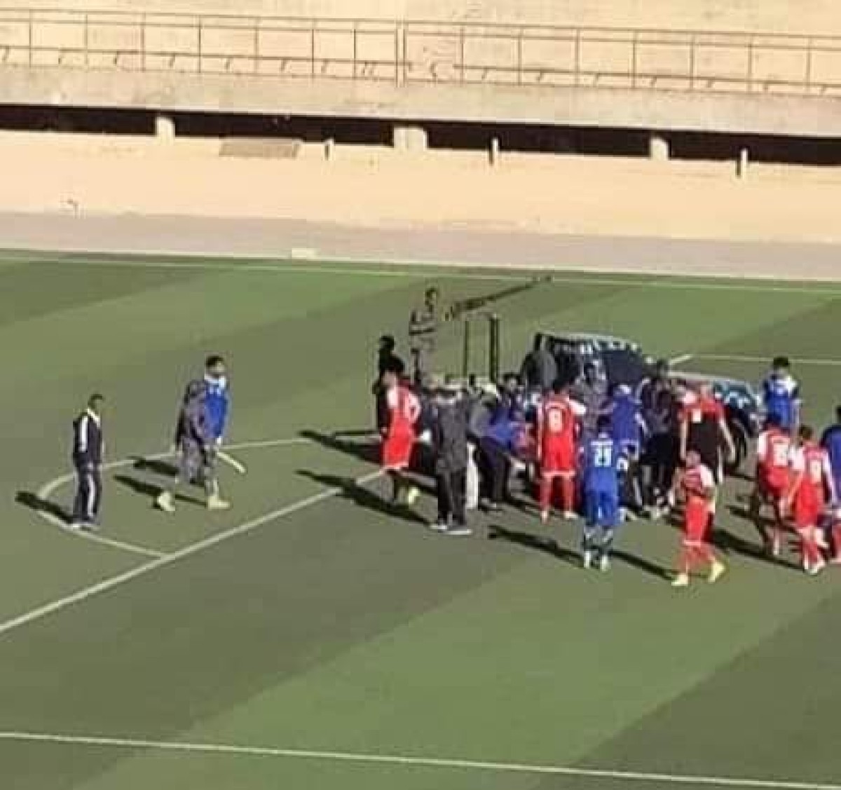 The madness of the Yemeni League.. A player is treated with a kit bearing a Dushka weapon - photo