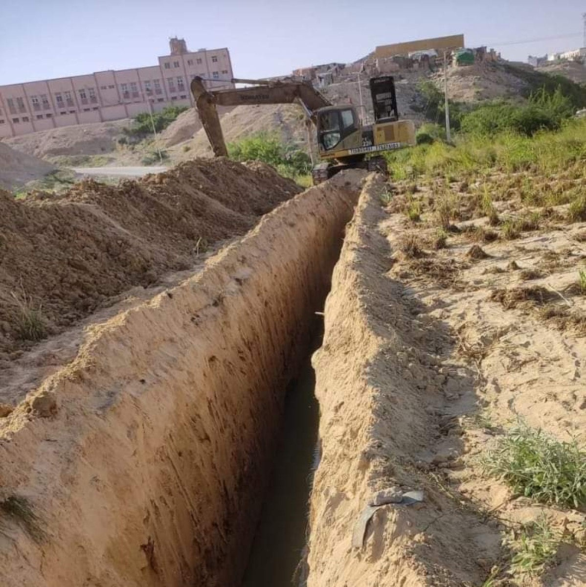 شق قناة مائية بمدينة الغيضة بالمهرة