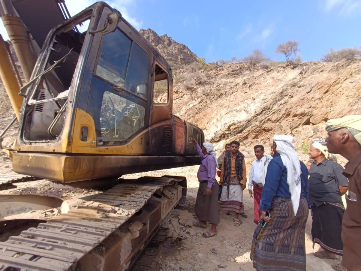 Abyan.. Director General of Khanfar visits the burned Al-Boklin site and confirms that the necessary measures will be taken against those involved