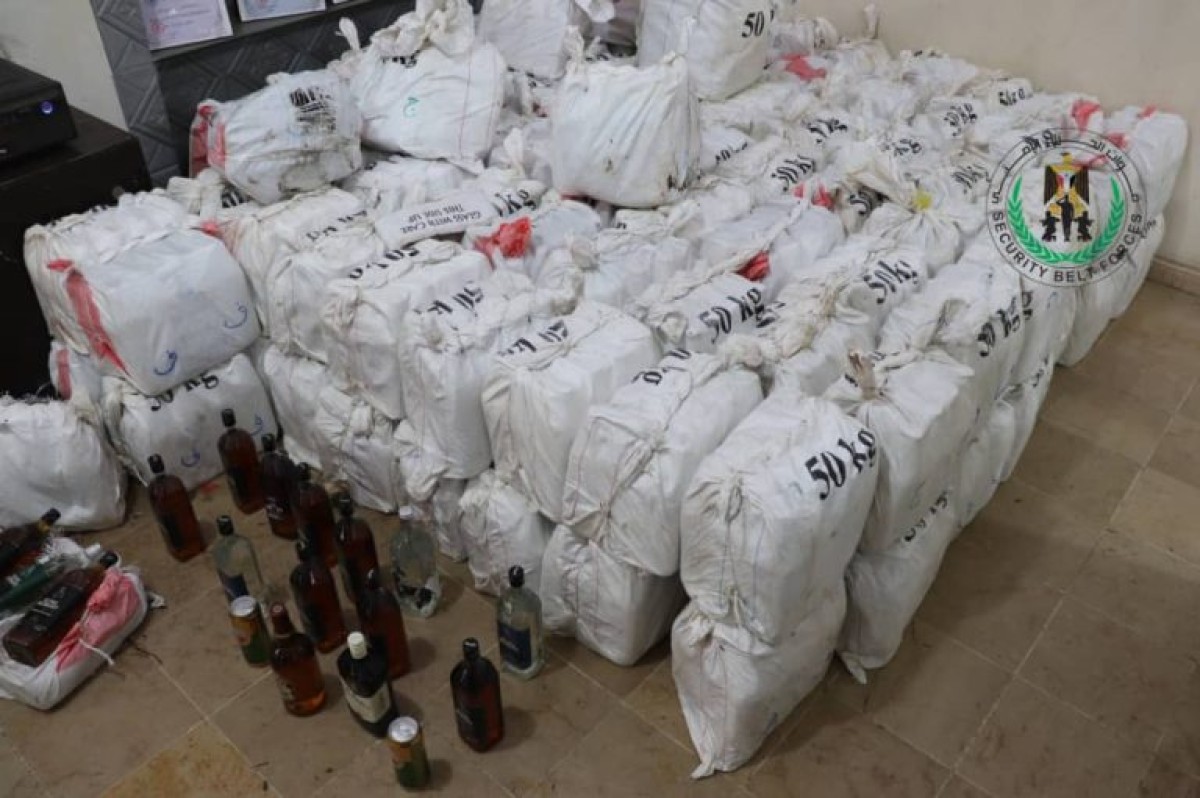 Photos - Details of the Belt Forces seizing more than 2,700 bottles of liquor in the capital, Aden