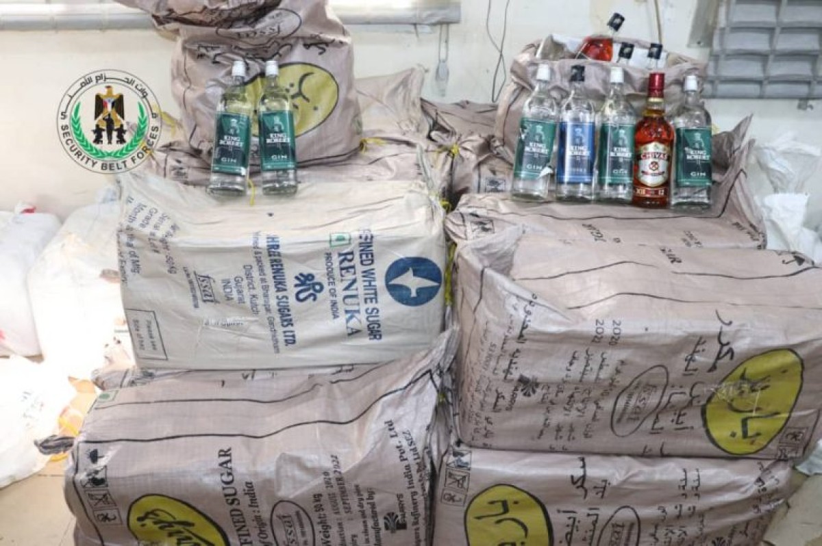 Photos - Details of the Belt Forces seizing more than 2,700 bottles of liquor in the capital, Aden