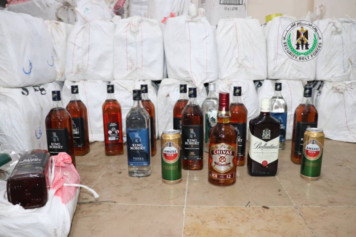 Photos - Details of the Belt Forces seizing more than 2,700 bottles of liquor in the capital, Aden