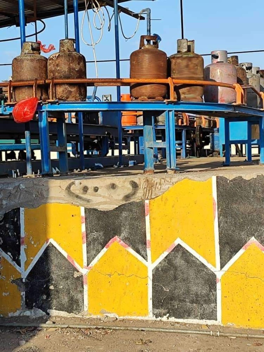 The spread of damaged gas cylinders threatens the lives of civilians in Aden