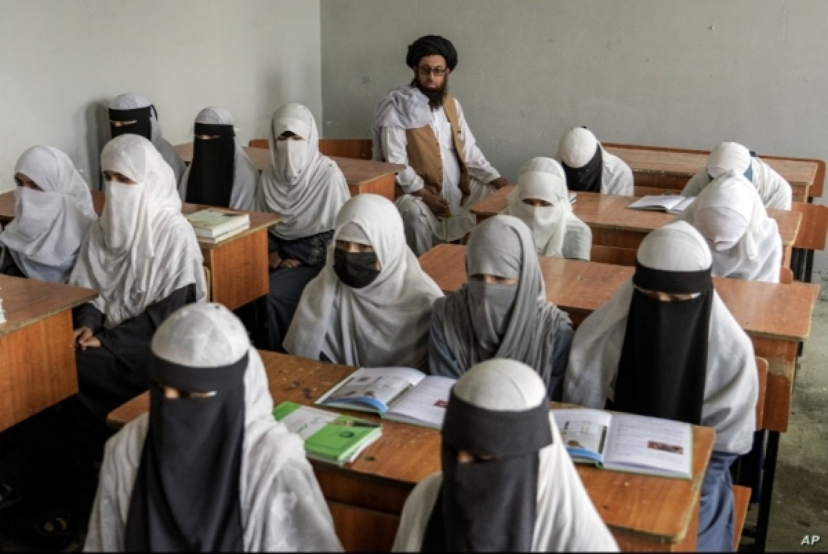 The end of education under the Taliban... Afghan girls bid farewell to the sixth grade in tears