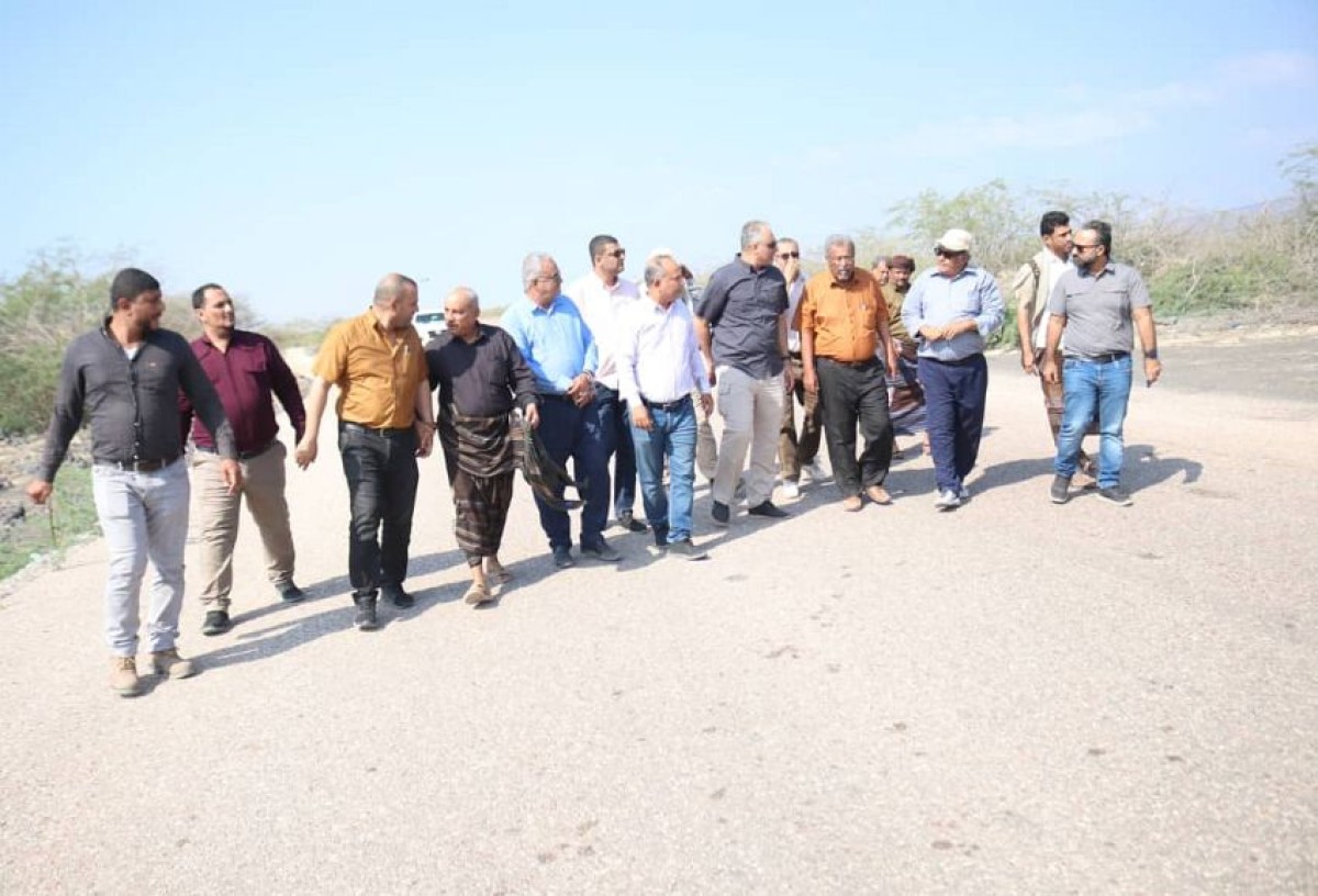 The start of the project to rehabilitate the Shaqra-Ahwar road and asphalting the Arqoub curves in Abyan