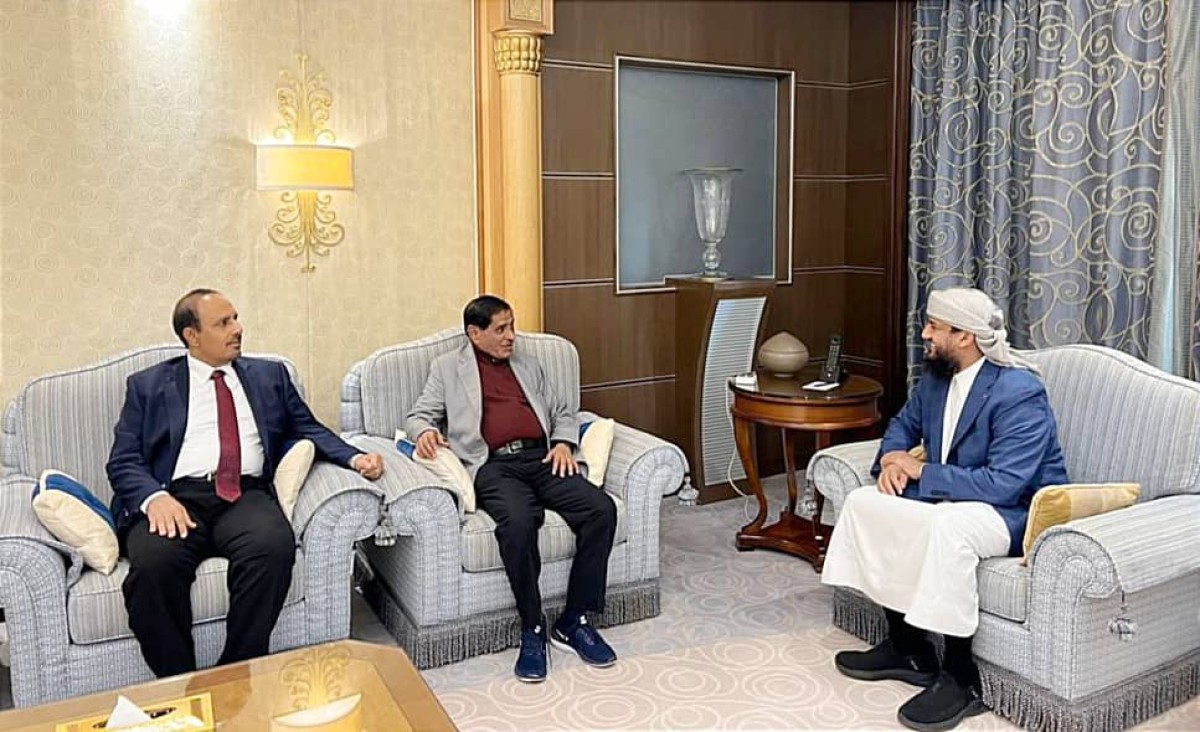 Members of the Presidential Leadership Council, Al-Bahsani and Al-Muharrami, discuss with the Governor of Hadhramaut the governorate’s conditions and rights