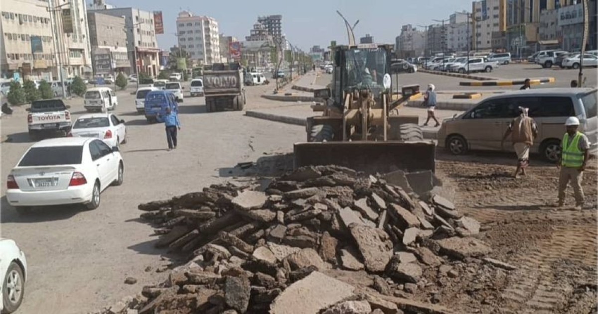 The start of rehabilitation work on the Al-Safina roundabout road to Al-Kathiri roundabout in Aden