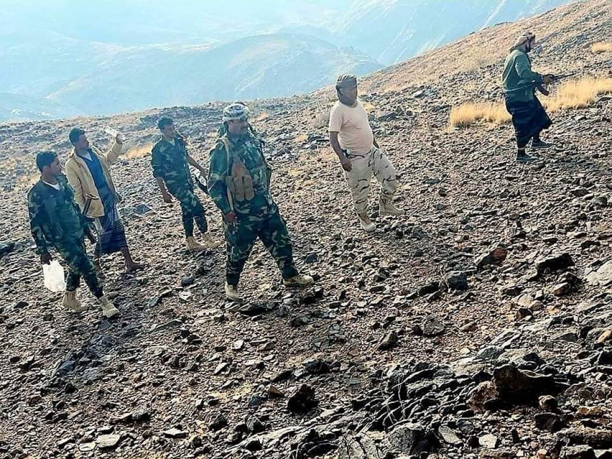 Commanders of the Giants and Shabwa Defense Forces inspect the front sites after the destruction of Houthi reinforcements