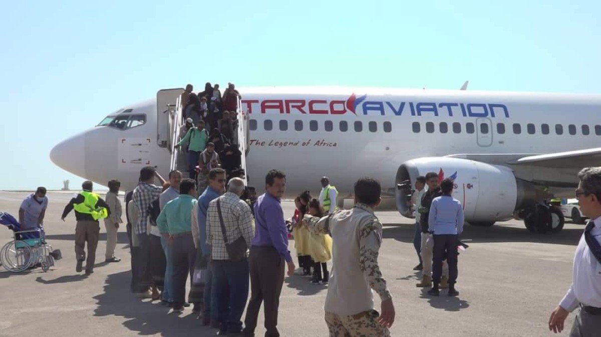 A plane carrying dozens of Yemenis stranded in Sudan arrives at Mokha Airport