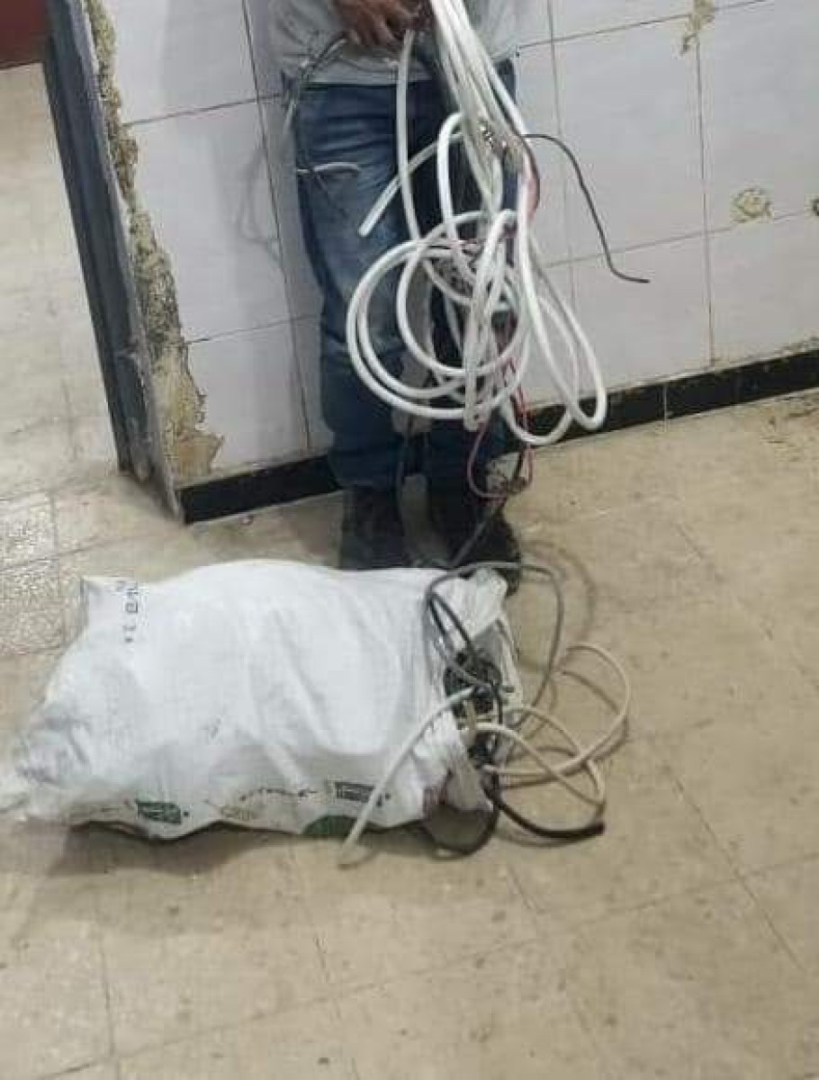 Dar Saad police arrest a suspect accused of robbing a center belonging to a telecommunications company