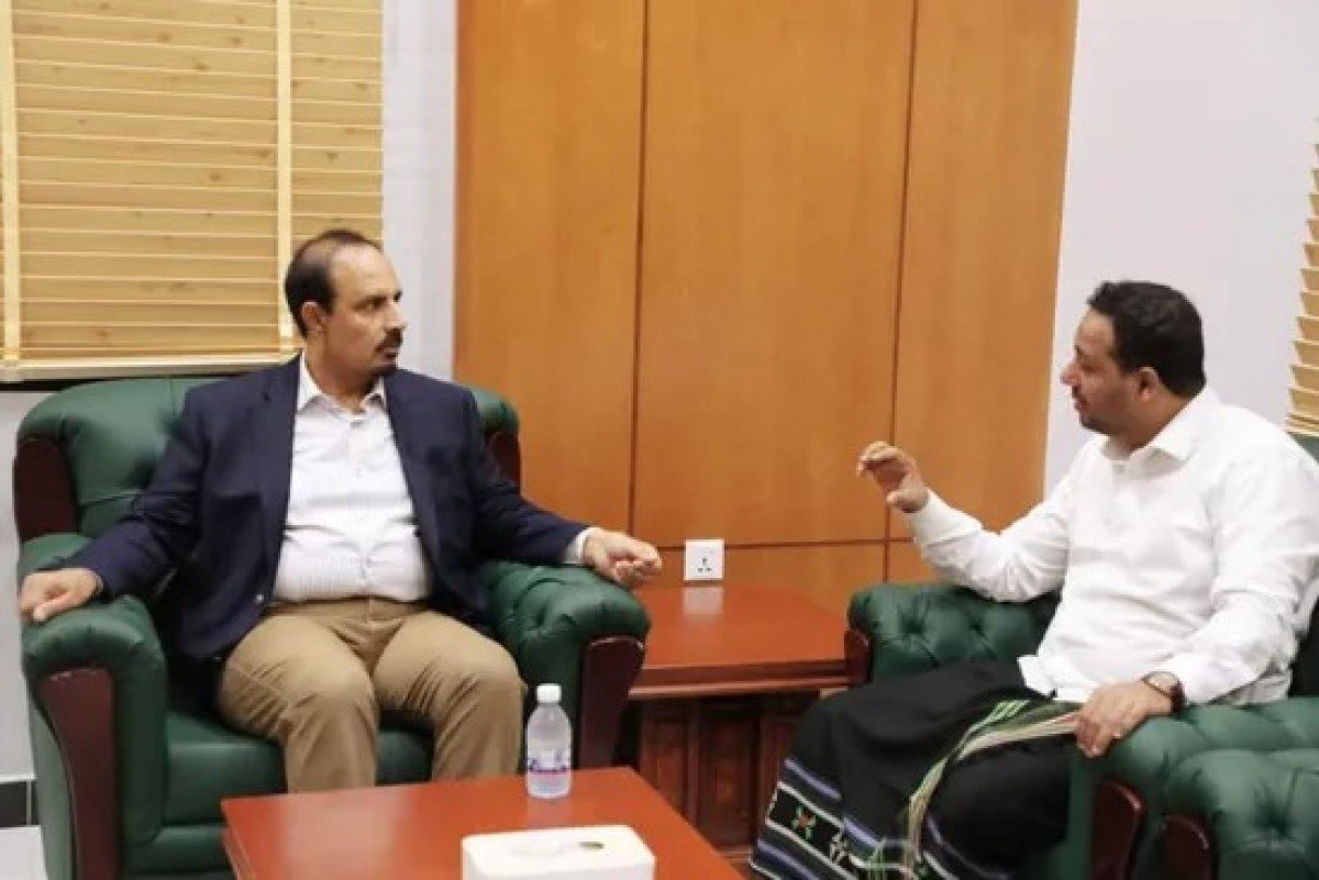 Bin Madi and Al-Akbari discuss the needs of the educational system in Hadramaut